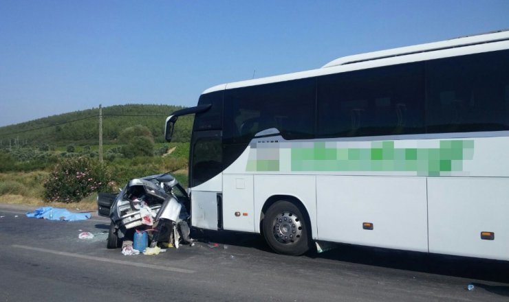 Manisa’da otomobil ile otobüs çarpıştı: 2 ölü