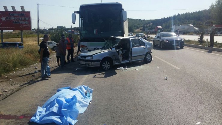 Manisa’da otomobil ile otobüs çarpıştı: 2 ölü