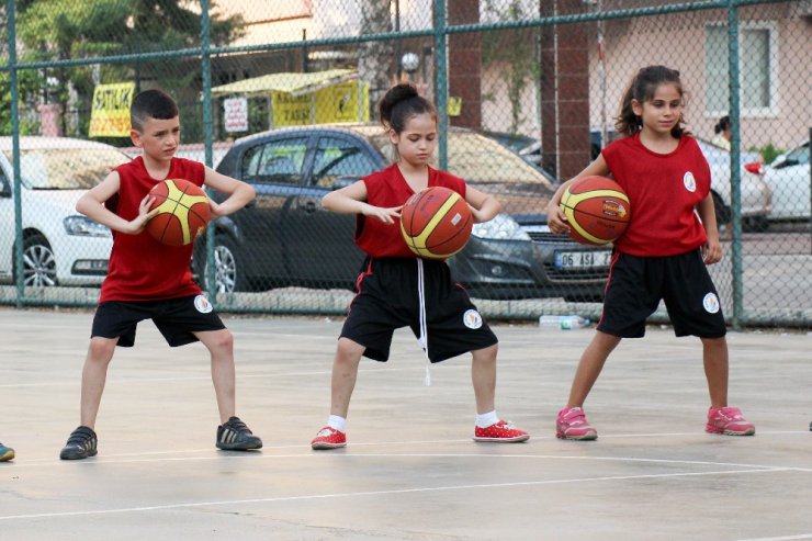 Bin 6 çocuk basketbol eğitimi alıyor