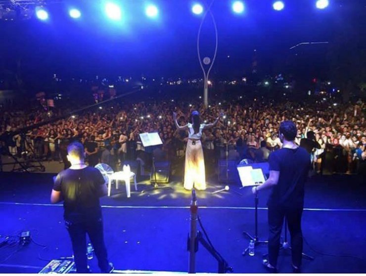 Şarkıcı Tuğba Yurt, isteği yerine getirilmeyince sahneyi terk etti