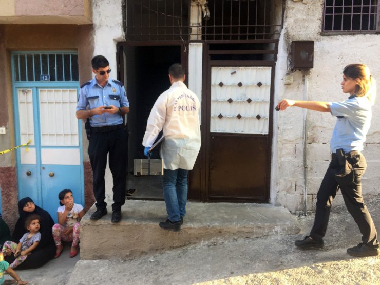 Silah sesi üzerine gittiği odada kızını kanlar içerisinde buldu