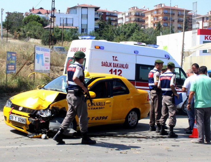 Tekirdağ’da kamyon ile ticari taksi çarpıştı: 2 yaralı