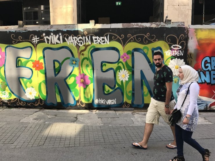 İstiklal Caddesi’nde “İyi ki varsın Eren” grafiti çalışmasına yoğun ilgi