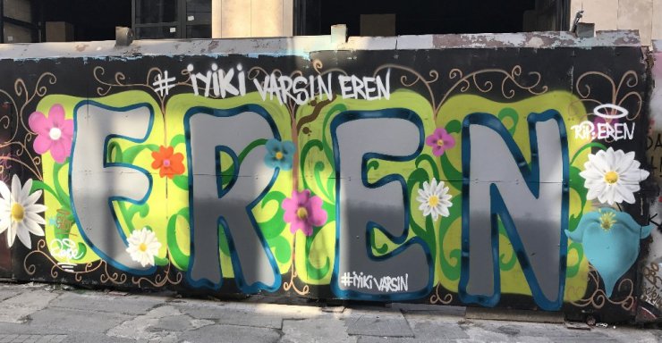 İstiklal Caddesi’nde “İyi ki varsın Eren” grafiti çalışmasına yoğun ilgi