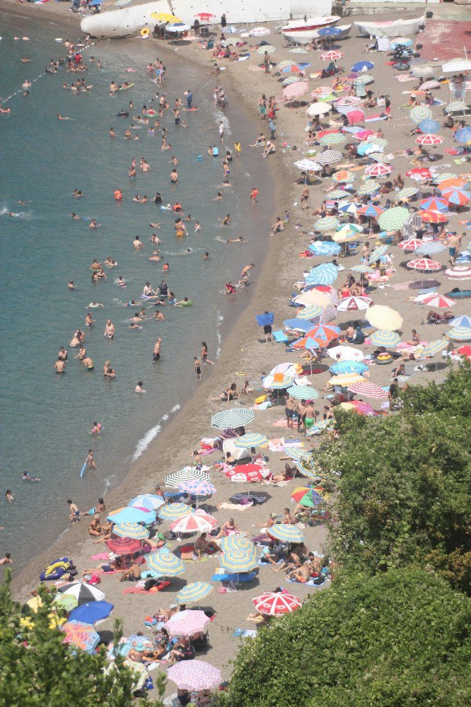 Zonguldak’ta vatandaşlar sahillere akın etti