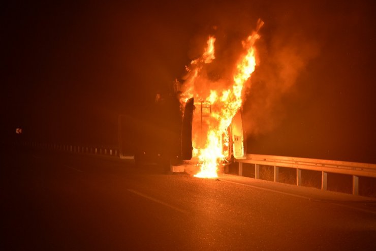 Adana’da seyir halindeki mobil araç alev alev yandı