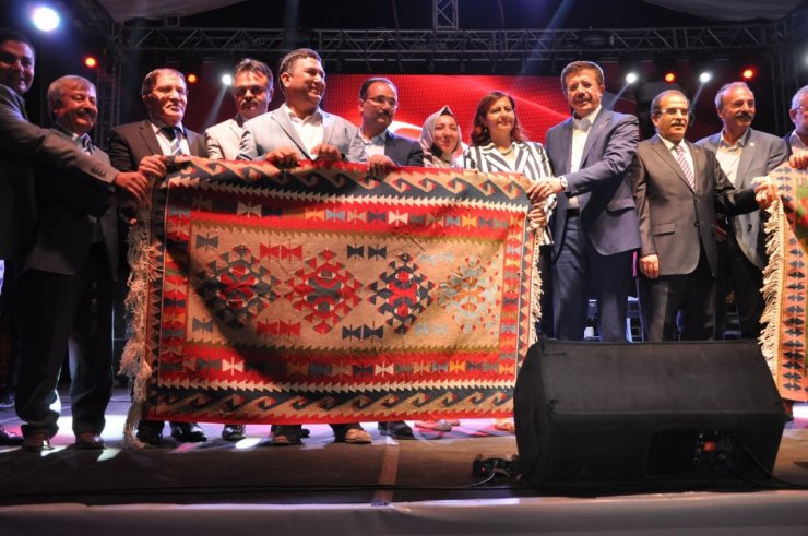 Bakan Zeybekci, Uşak’ta kilim festivaline katıldı