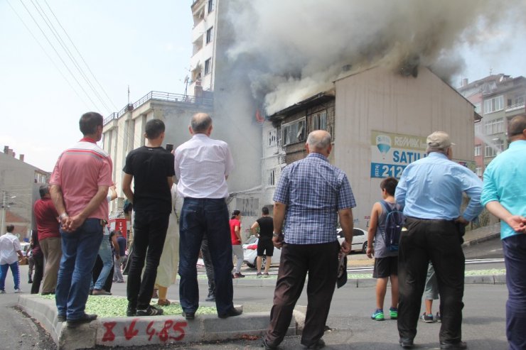 Cadde üzerinde çıkan yangın büyük korku yaşattı