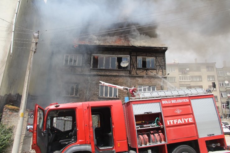 Cadde üzerinde çıkan yangın büyük korku yaşattı