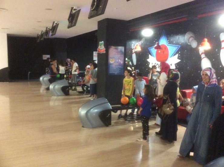 Böbrek hastası çocuklar bowling oynayarak stres attı