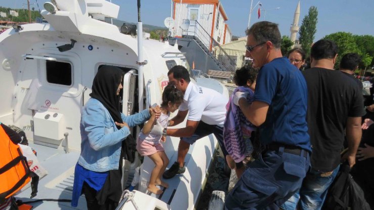 Denizde motorları bozulan mültecileri sahil güvenlik kurtardı