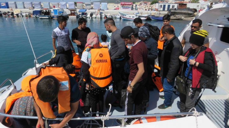 Denizde motorları bozulan mültecileri sahil güvenlik kurtardı
