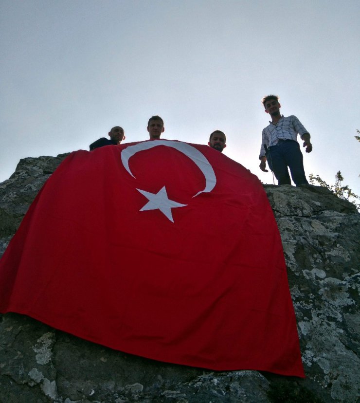 Kastamonulu gençler, Şehit Eren Bülbül’ü zirveye bayrak dikerek andı