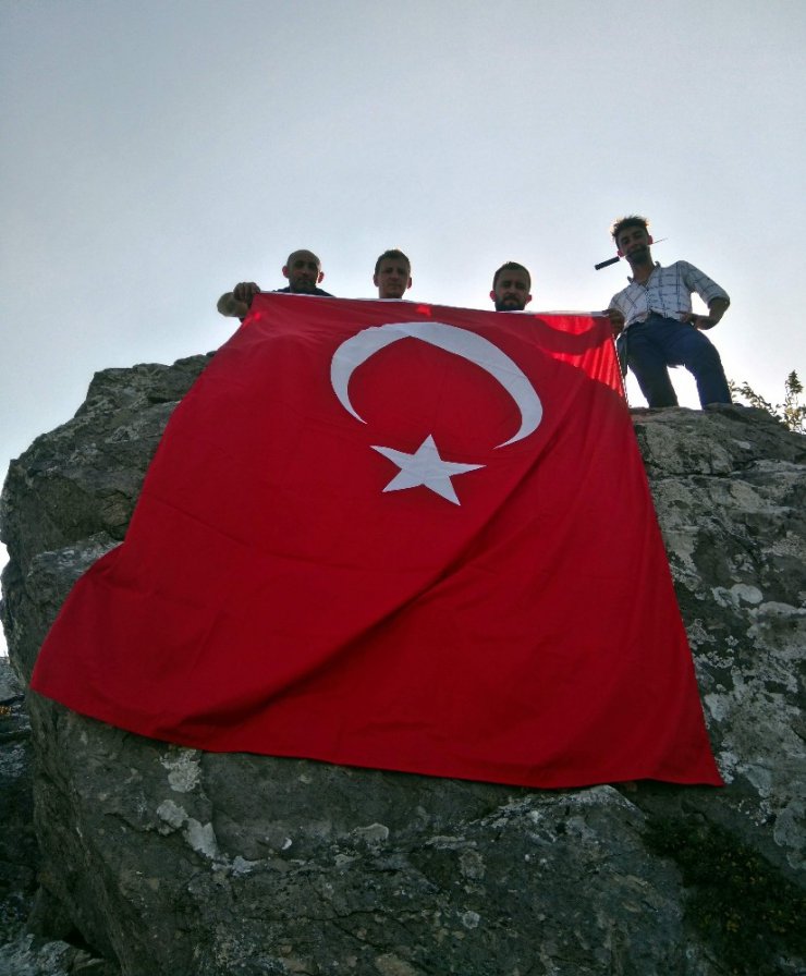 Kastamonulu gençler, Şehit Eren Bülbül’ü zirveye bayrak dikerek andı