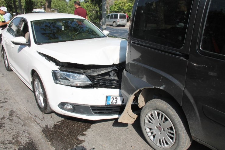 Elazığ’da 5 araç birbirine girdi