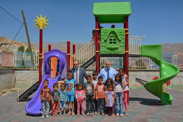 Hakkari’de iki okulun bahçesine çocuk parkı kuruldu