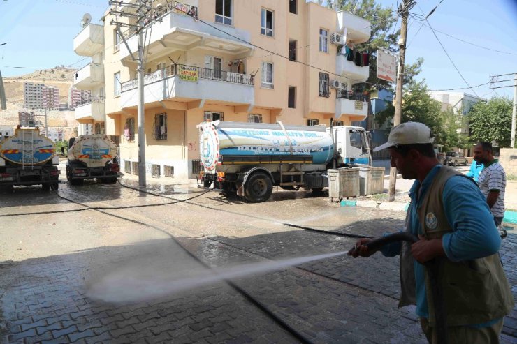 40 derece sıcaklıkta sokaklarda basınçlı su serinliği