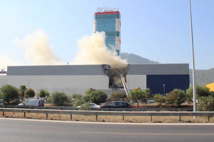 İzmir’de AVM yangını