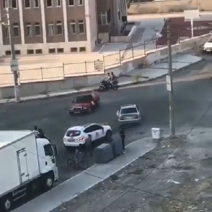 Cadde ortasında drift yapan magandalar tehlike saçtı