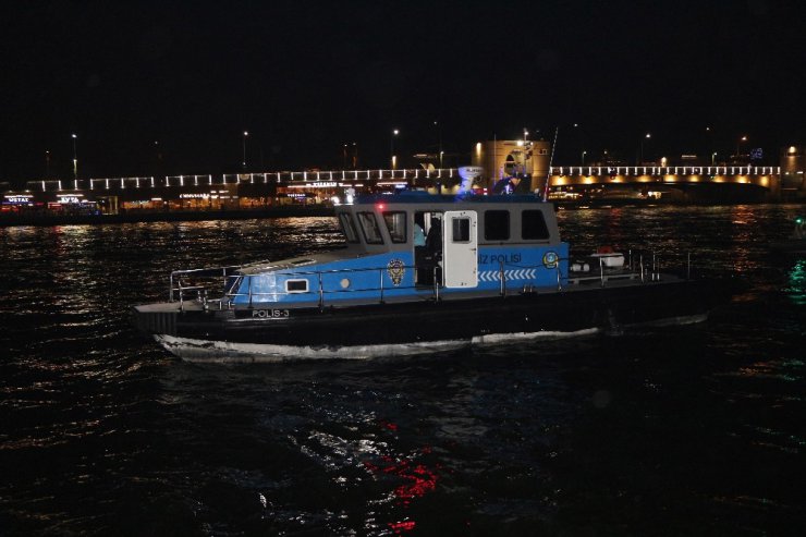 Karaköy’de bir çocuğun denize düştüğü iddiası ekipleri harekete geçirdi