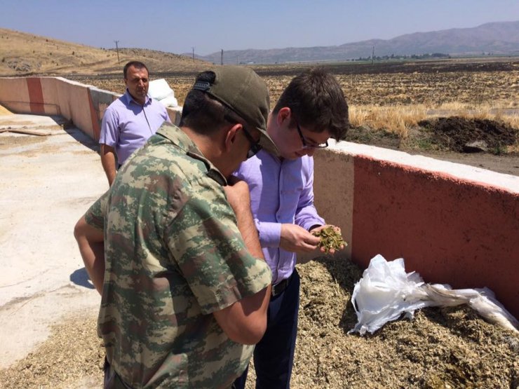 Kaymakam Düzgün kurbanlık satan besicileri denetliyor