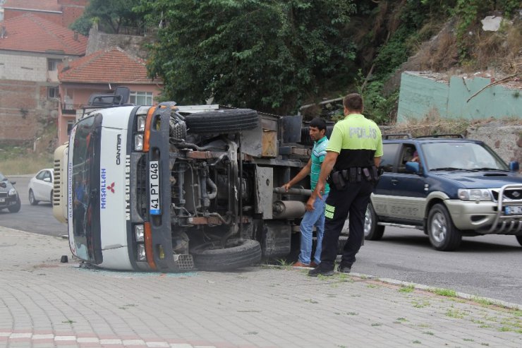 İçi boş kamyonet ters devrilerek durabildi