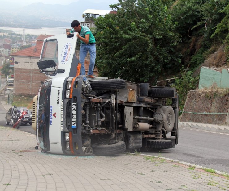 İçi boş kamyonet ters devrilerek durabildi