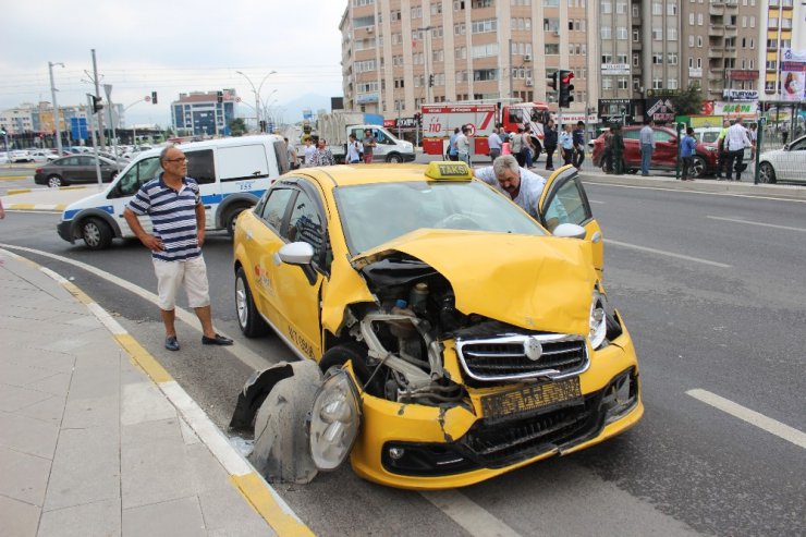 Kocaeli’de 3 araç birbirine girdi