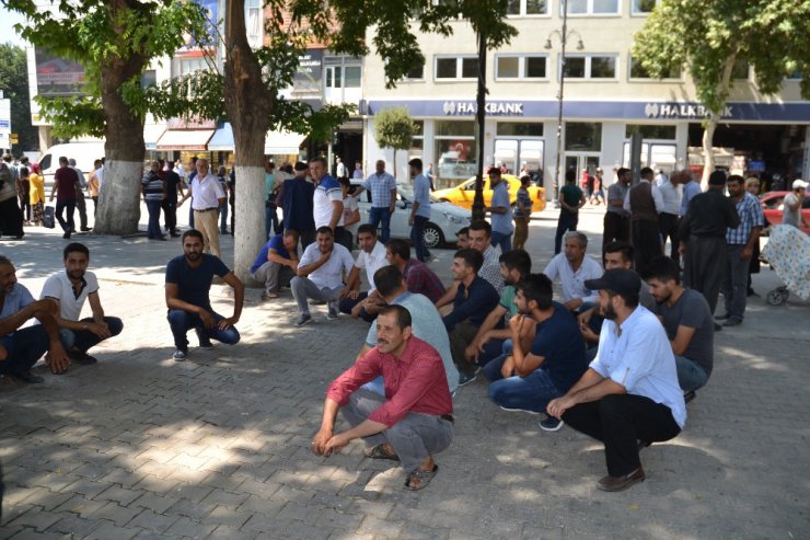 Malatyalı çiftçiler 3 aydır kayısı bahçelerini sulayamadıklarını iddia ederek eylem yaptı