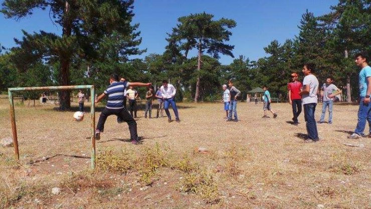 Yaz dönemi kurs öğrencilerinin piknik keyfi