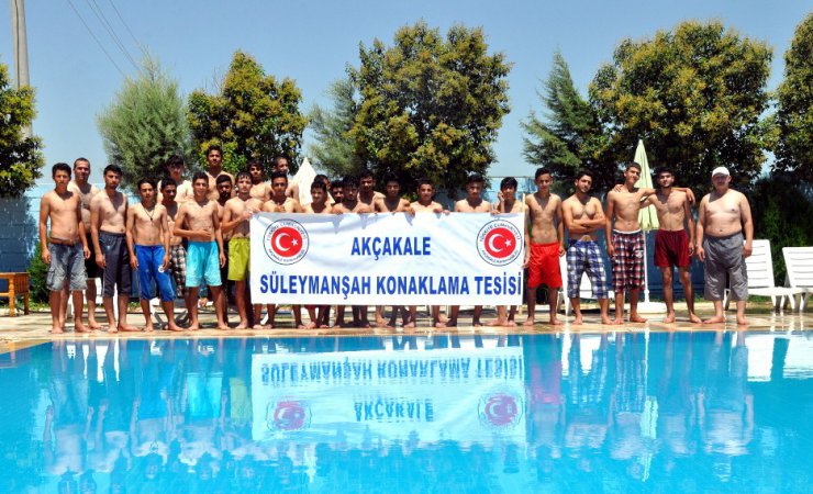 Çadırkentteki Suriyeliler yüzme öğreniyor