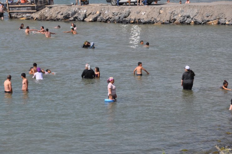 Sıcaktan bunalan kadın, çocuk, erkek elbiseleriyle göle atladı
