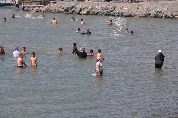 Sıcaktan bunalan kadın, çocuk, erkek elbiseleriyle göle atladı