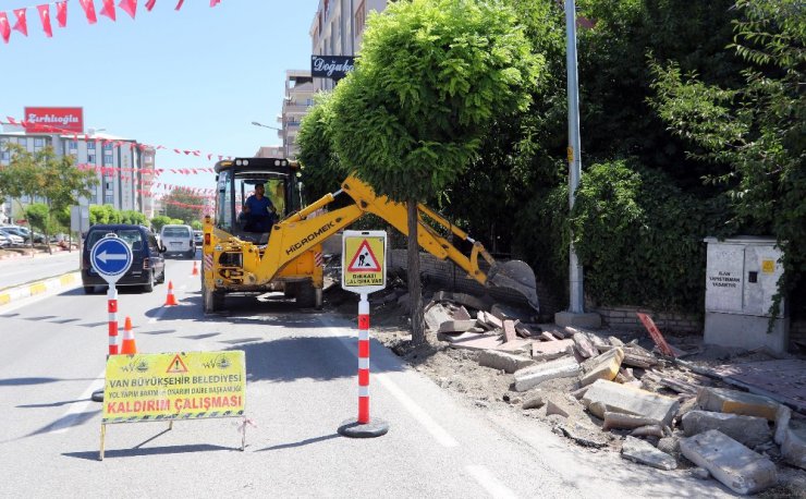 Van Büyükşehir Belediyesinden yol yenileme çalışması