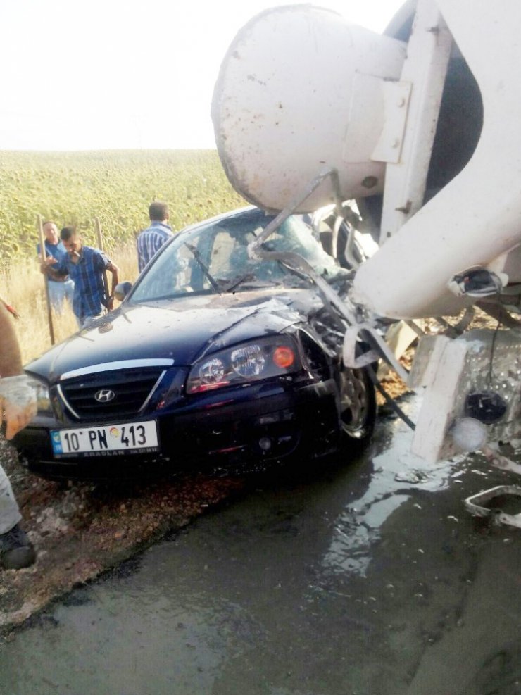 Beton mikseri otomobilin üzerine devrildi: 4 yaralı