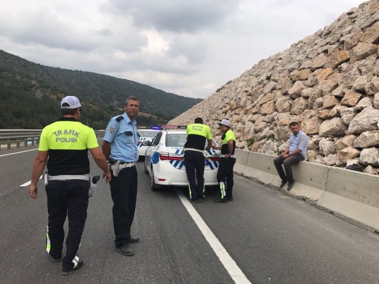 Takla atan aracın sürücüsünün şans eseri burnu bile kanamadı