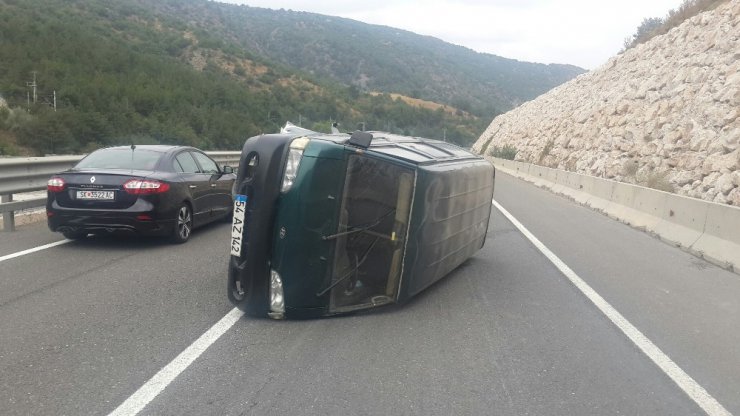 Takla atan aracın sürücüsünün şans eseri burnu bile kanamadı