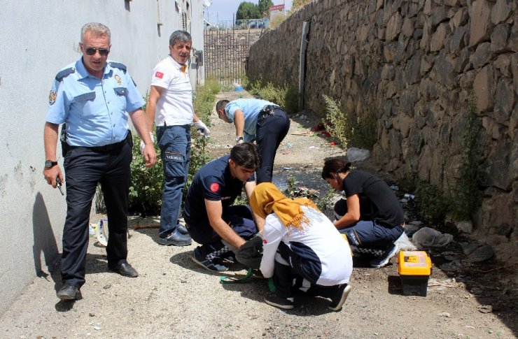 Fosseptik çukuruna düşen vatandaşı polis kurtardı