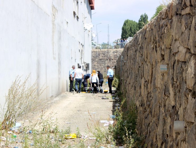 Fosseptik çukuruna düşen vatandaşı polis kurtardı