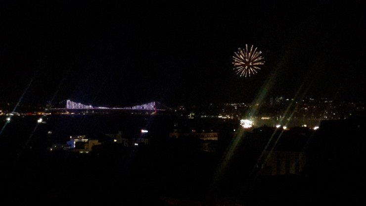 İstanbul Boğazı’nda havai fişeklerin görsel şöleni