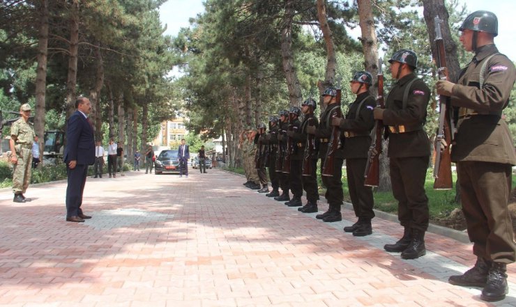 Vali Ustaoğlu’ndan Bölge Komutanlığına ziyaret