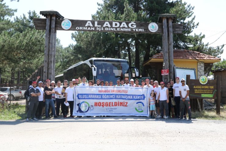 Rektör Polat, yabancı öğrencilerle kamp yaptı