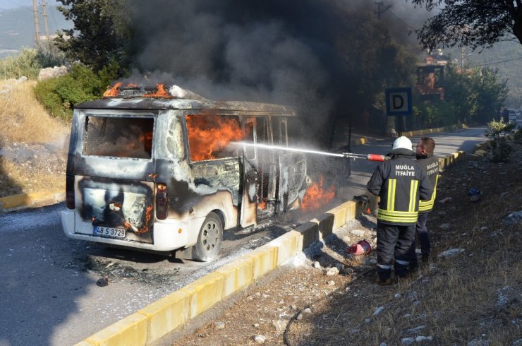 Milas’ta seyir halindeki minibüs alev alev yandı