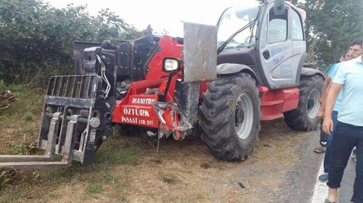 Fındık işçilerini taşıyan minibüs, iş makinesiyle kafa kafaya çarpıştı: 15 yaralı