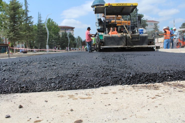 Yenilenen Turhal’da asfalt çalışması başlatıldı