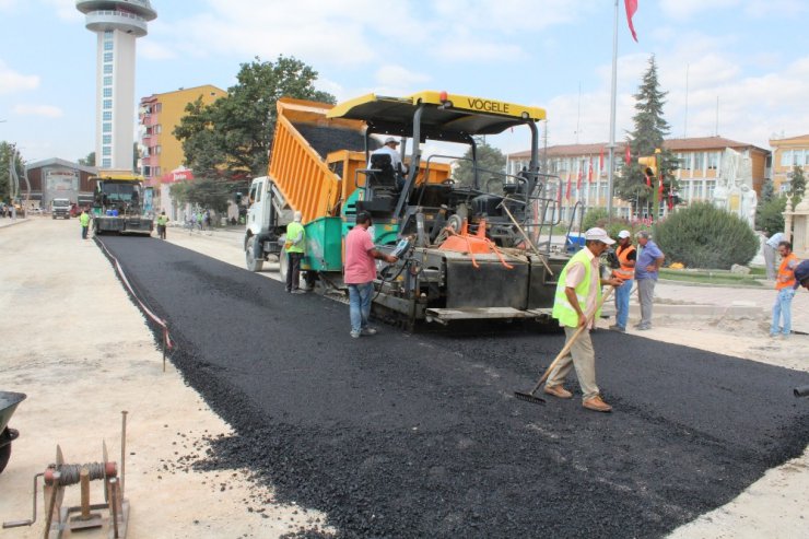 Yenilenen Turhal’da asfalt çalışması başlatıldı