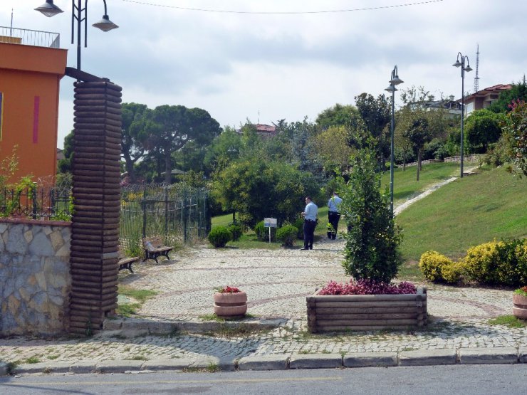 Üsküdar’da bir parkta kendini asmak isteyen genci işçiler kurtardı