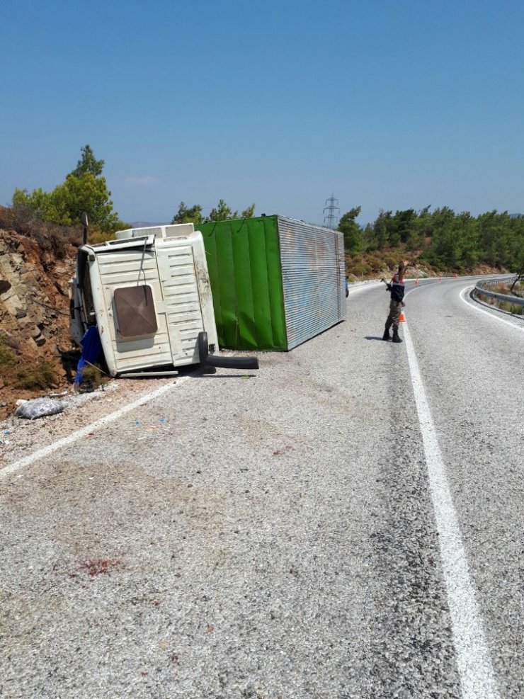 Virajı alamayan kamyon şarampole devrildi; 4 yaralı