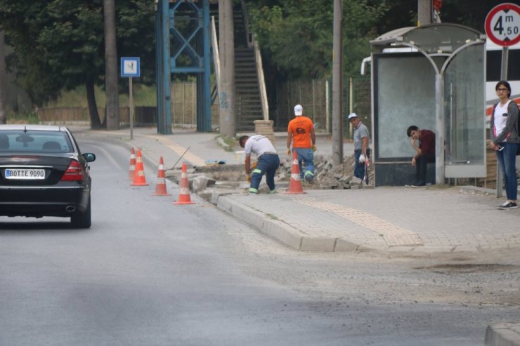 Yeşiltepe-Kepez yolunda ki cep ve duraklar yapılıyor