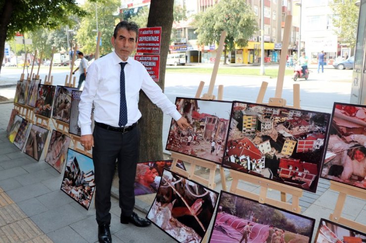 Eşini ve oğlunu kaybettiği depremi unutturmamak için her yıl sergi açıyor